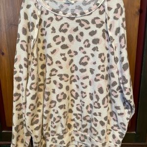 EUC Women’s Fantastic Fawn Fleece Sweatshirt M Leopard
